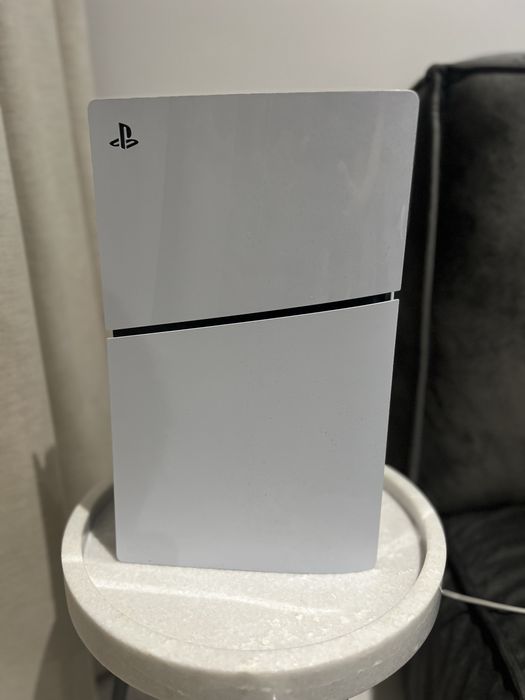 Vand consola Playstation 5 slim cu doua manete +Disc.  Playstation vine cu 11 jocuri pe disc iar 3 jocuri instalate digital pe cont.