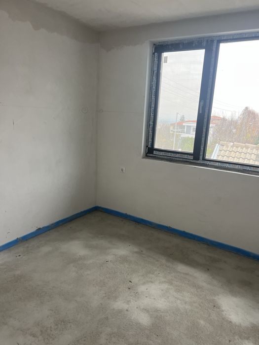 НОВА самостоятелна къща с двор