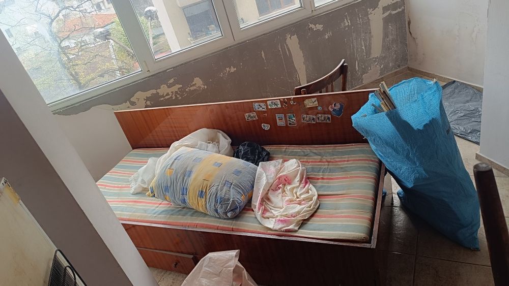 Подарявам работещи пералня , хладилник срещу изнасяне  на останалите  Секция с гардероб, скрин, шкаф, етажерка, легло и кухненски шкафове