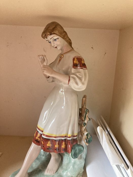 Форфоровая статуэтка девушка с цветком