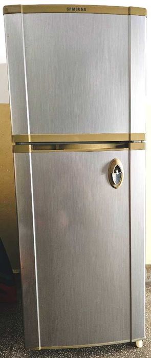Хладилник SAMSUNG RT-21VHSS1 с горна камера употребяван