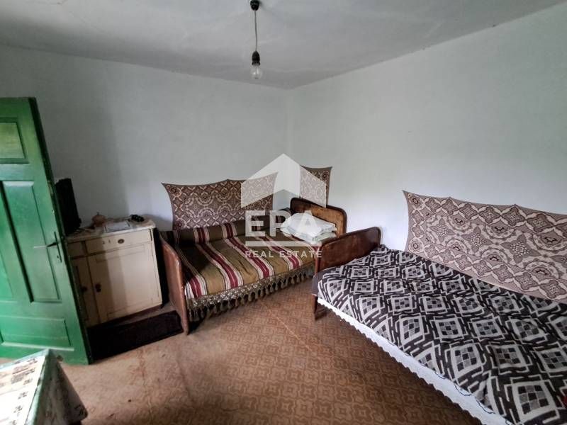 Едноетажна къща за продажба, с допълнителни сутеренен етаж, пристройка