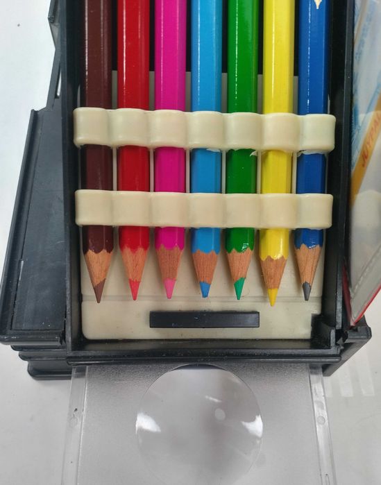 Несесер за моливи за ученици от гимназията от 60-те години на миналия век, който само много заможни семейства можеха да си позволят.