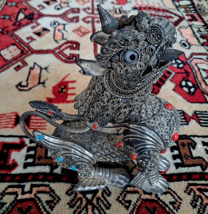 Колекция от четири артефакта, статуетки и нож