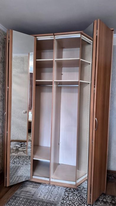 Шкаф для одежды с зеркалом