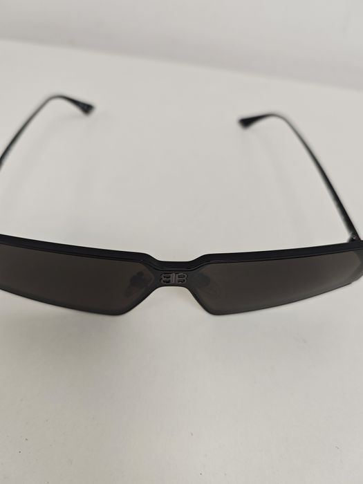 Слънчеви очила Balenciaga в черно
в черно