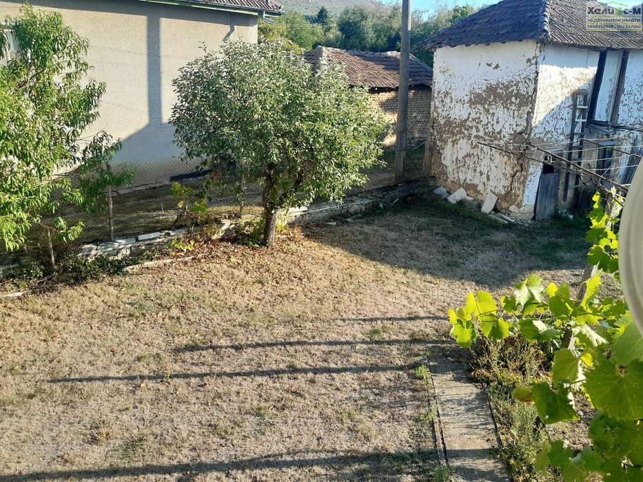 Къща с голям двор в с.Долно Белотинци, общ.Монтана