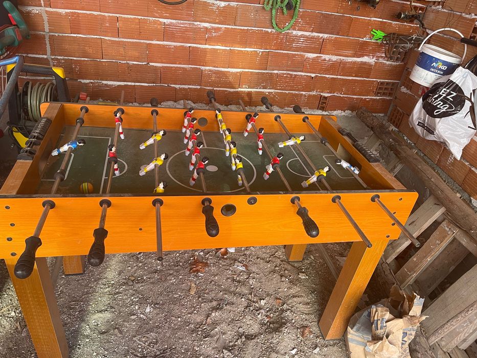 Беляртна маса тенис на маса и джаги