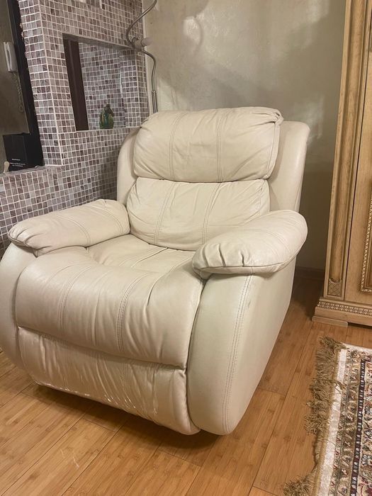 Кожаный диван + кресло с реклайнерами (комфорт премиум)

Продаётся