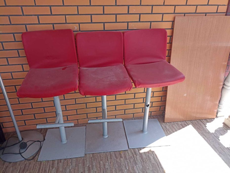 барное кресло красного цвета