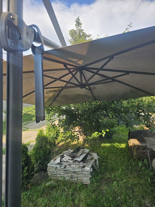 Umbrelă de grădină tip consolă, dimensiuni 3x3m