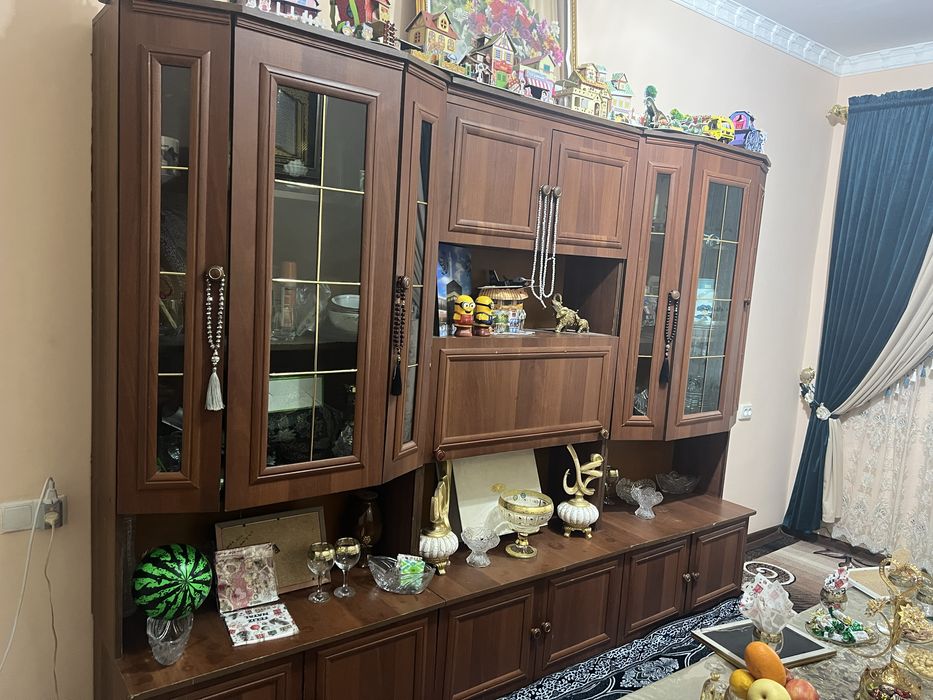 Uy uchun mebel sotiladi  stenka 3 talik kamotchalari bilan divan