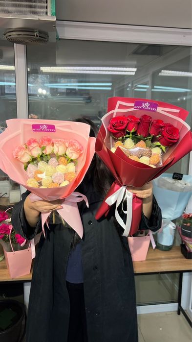 Клубника в шоколаде с цветами