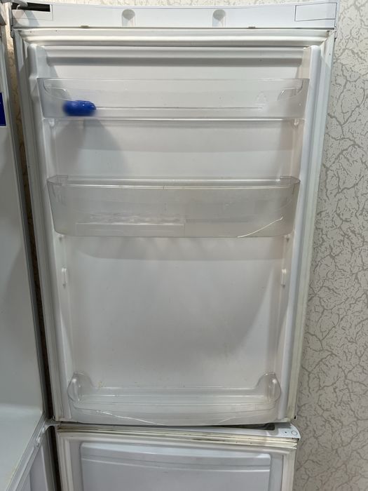 Холодильник рабочий, в нормально состояние