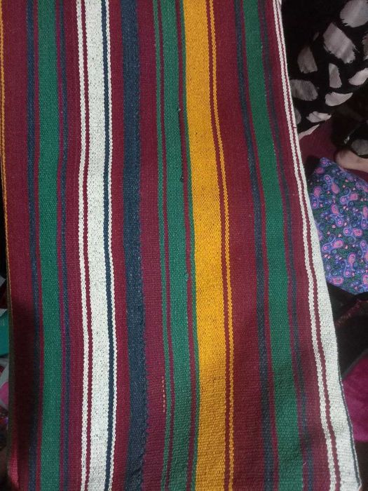 Qoʻlda toʻqilgan gilam sotiladi