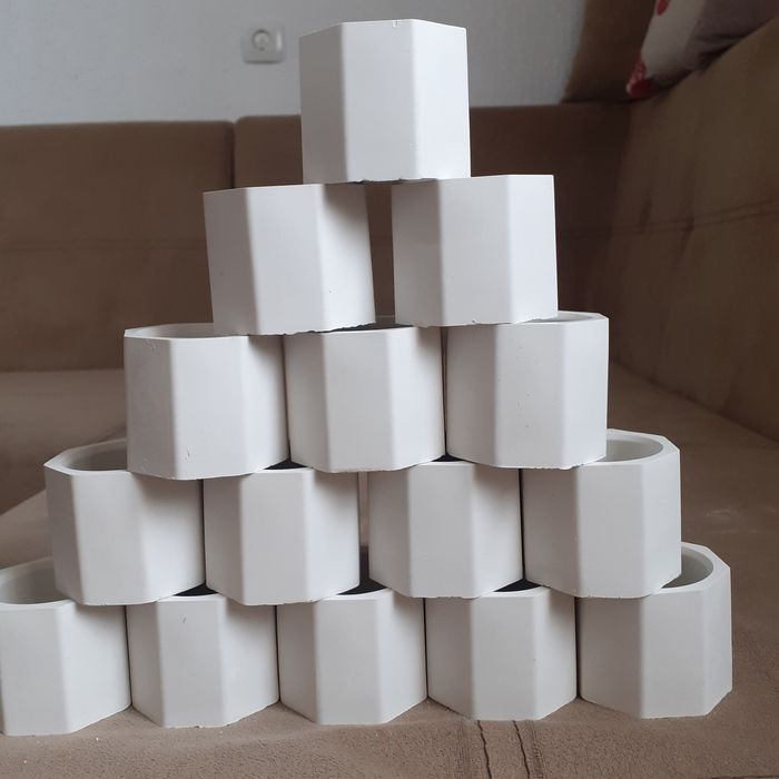 Кашпи,ръце, обувки и фламинго  за декориране.