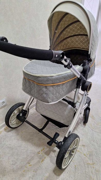 Детская коляска в отличном состоянии чистая