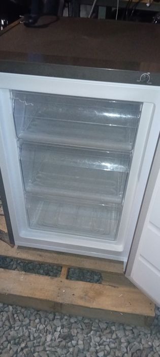 Vând Congelator Heinner