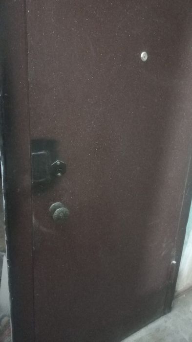 Продам входную железную дверь