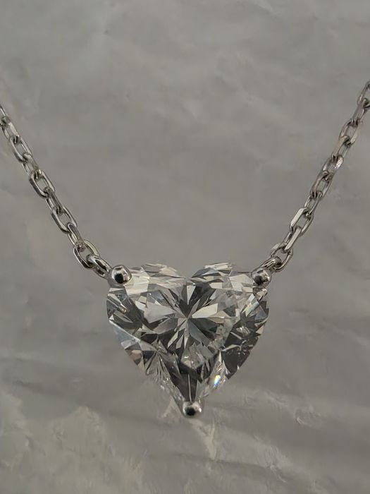 Изящное колье с бриллиантом в форме сердца