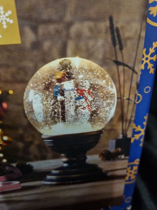 Glob cu zapada nou, in cutie.