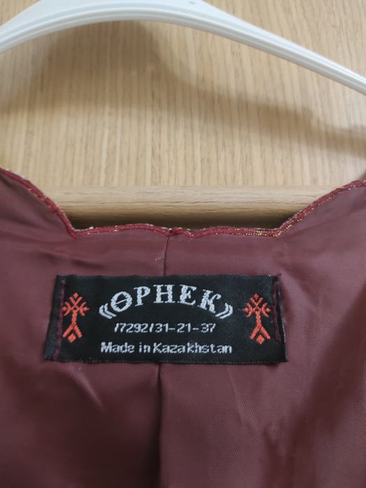 Ұлттық камзол көйлегімен