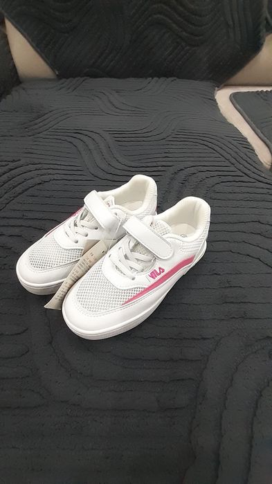 Продам кроссовки на девочек.