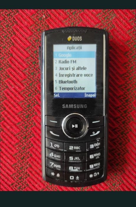 Telefon  cu taste și cameră video/foto cu două cartele SIM.
Modelul este robust, mic și foarte practic.