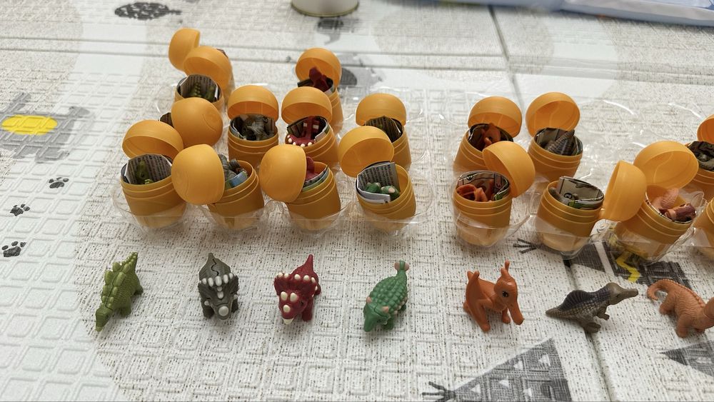 Продам игрушки киндер натунс динозавры