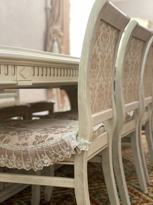 Стол со стульями в гостиную