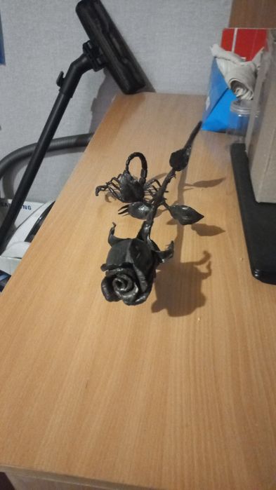 Продам угловой иконостас и розы кованные