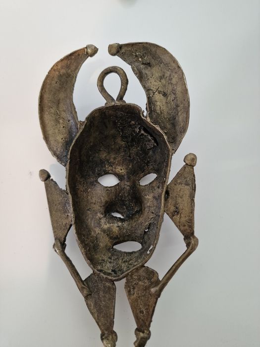 Masca rara din bronz