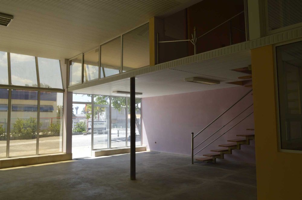 Дава се под наем Промишлена сграда в Добрич, Автогара - 265 кв.м за 765 € - Снимка #1