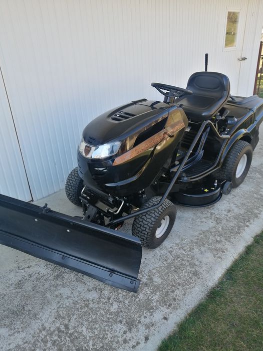 Tractoras gazon mtd black edition.