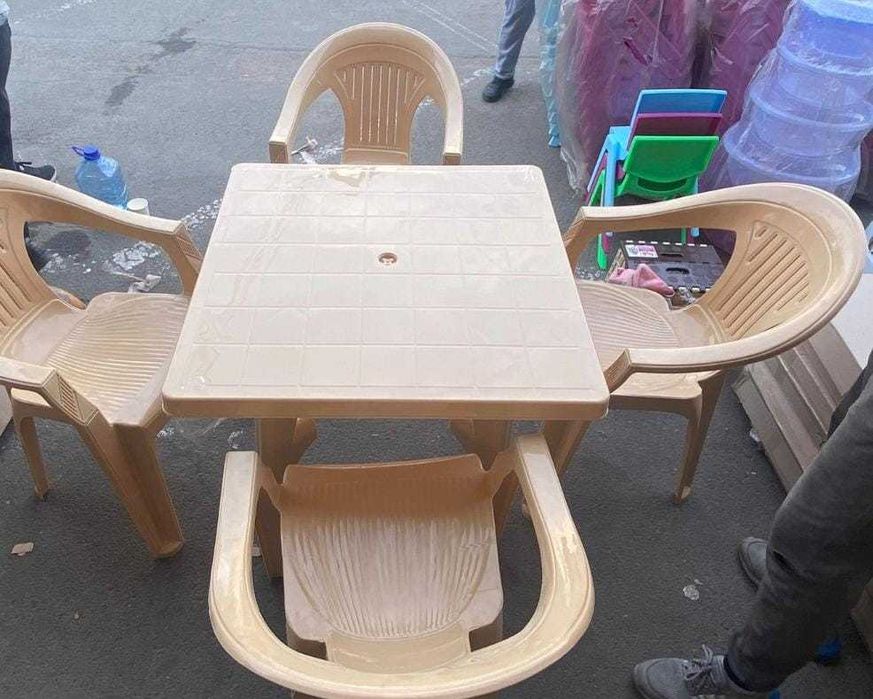 Стол пластиковый