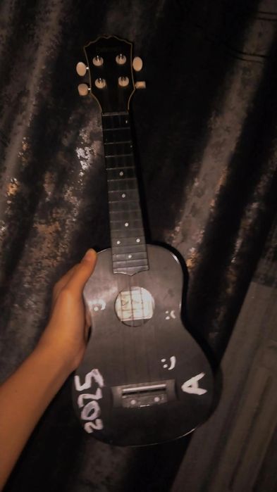 Укулеле маленкий