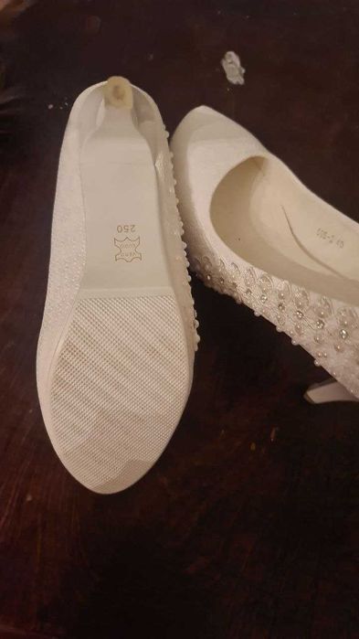 Продаётся красивое свадебное платье туфельки и заколка.