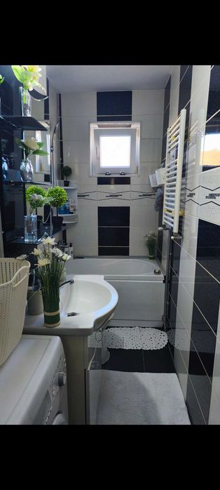 Vând apartament cu trei camere lângă Spitalul Județean
