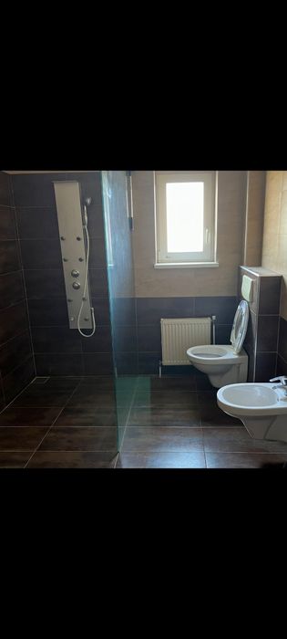 Închirierez Apartament la casă