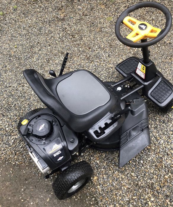 Tractoraș de tuns iarba Briggs Stratton