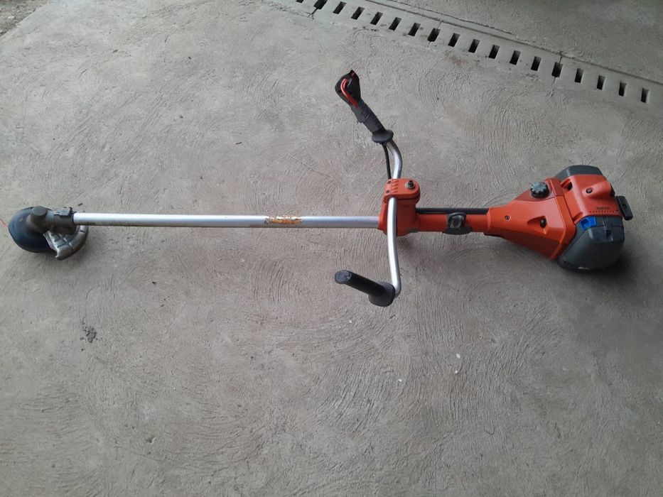 Vând motocoasa Huqvarna