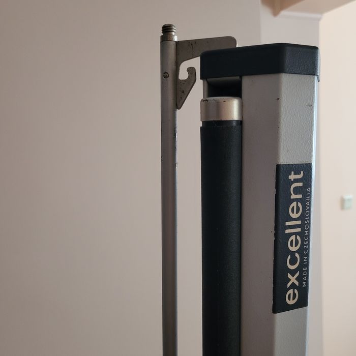 Кино екран на тринога.