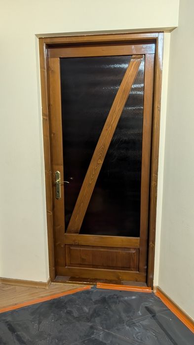 Uși din lemn cu sticlă mată