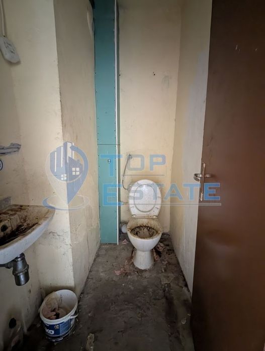 Двустаен апартамент в тухлена сграда в близост до гарата в град Страж