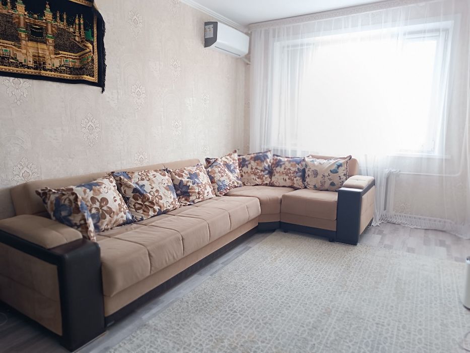 Продам диван угловой, механизм раскладки- книжка