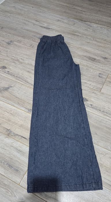 Pantaloni cu picior larg