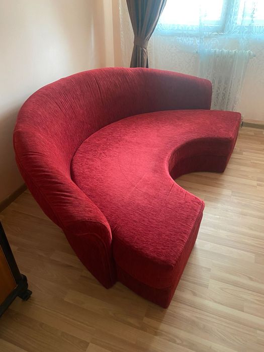 Canapea, măsuță capitonată și piesă semicirculară capitonată=pat dublu