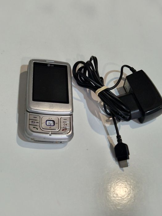 Telefon lg cu display rotativ cu încărcător