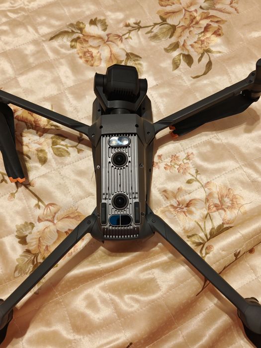 Дрон Mavic 3.В добро състояние  с дистанционно три батерии, зарядно и чачнта