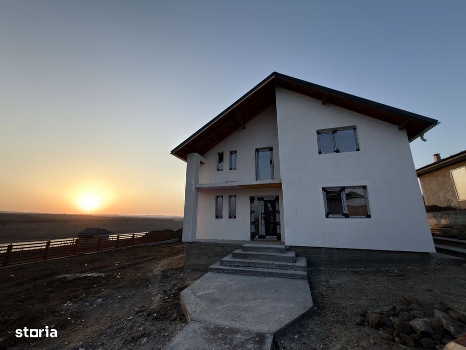 Casa noua cu etaj la Lebada